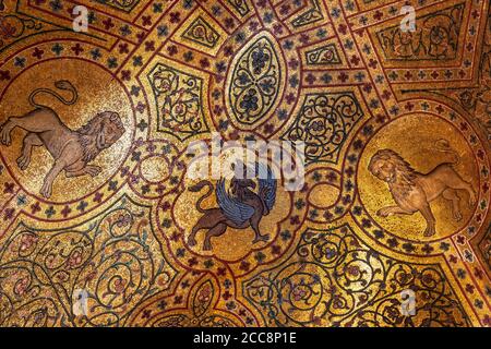 Mosaici del XII secolo decorano l'interno della Sala di Ruggero, Sala di Ruggero II, nel Palazzo dei Normanni, Palermo Centrale. Sicilia. Foto Stock