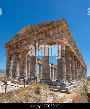 Il V secolo a.C. tempio dorico a Segesta, Sicilia occidentale, Italia. Foto Stock