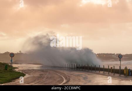 Garrettstown, Cork, Irlanda. 20 agosto 2020. Le onde si schiantano sul muro di mare mentre l'alba si rompe dopo la tempesta Ellen a Garrettstown, Co. Cork, Irlanda. - credito; David Creedon / Alamy Live News Foto Stock