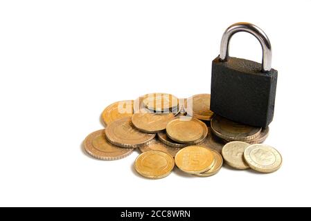 Catasta di monete turche di lira con lucchetto isolato su sfondo bianco. Risparmio di denaro e concetto di sicurezza finanziaria. Foto Stock