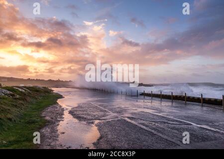 Garrettstown, Cork, Irlanda. 20 agosto 2020. Le onde si schiantano sul muro di mare mentre l'alba si rompe dopo la tempesta Ellen a Garrettstown, Co. Cork, Irlanda. - credito; David Creedon / Alamy Live News Foto Stock