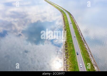 cresta sul lago con traffico stradale e auto in estate. fotografia aerea con drone Foto Stock