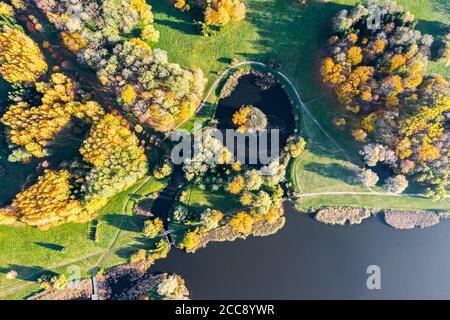 panorama autunnale del parco con laghetto. vista costiera dal drone Foto Stock