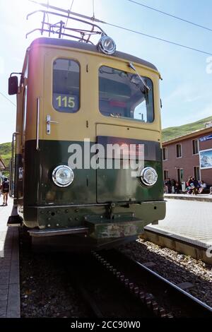 Kleine Scheidegg, Oberland Bernese, Svizzera - 1 agosto 2019 : fronte del vecchio treno (BDhe4/4) dal Wengernalpbahn (WAB) tra Lauterbrunnen e Foto Stock