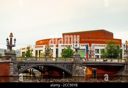 Edificio nazionale olandese dell'Opera e del Balletto (Stopera) ad Amsterdam, Paesi Bassi. Foto Stock