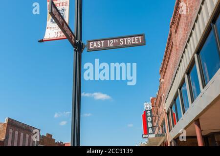 Baxter Springs USA - 7 settembre 2015; Route 66 Soda Fountain e cartello stradale, Baxter, Kansas USA Foto Stock