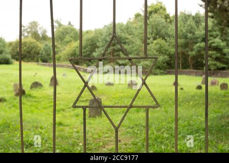 Stella di Davide (simbolo e segno degli ebrei) sulla grata di ferro del vecchio cimitero ebraico. Foto Stock