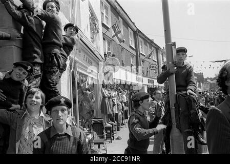 In attesa che la Regina arrivi durante il suo tour del giubileo d'argento del Regno Unito, Carmarthen, Galles del Sud, 1977 Foto Stock