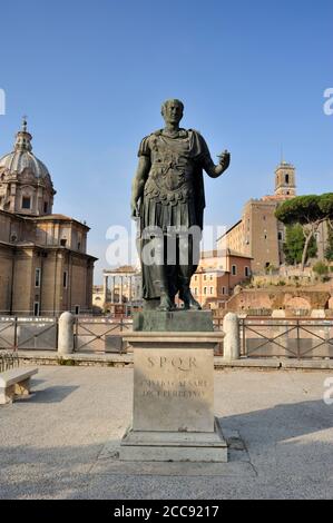 Italia, Roma, statua di Giulio Cesare Foto Stock