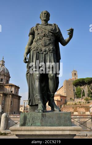 Italia, Roma, statua di Giulio Cesare Foto Stock