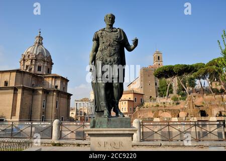 Italia, Roma, statua di Giulio Cesare Foto Stock