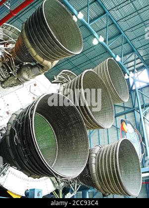 Saturn V Rocket Engines esposti in Apollo Saturn V Center, Kennedy Space Center Visitor Complex a Cape Canaveral, Florida, USA. Foto Stock