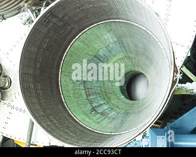 Saturn V Rocket Engines esposti in Apollo Saturn V Center, Kennedy Space Center Visitor Complex a Cape Canaveral, Florida, USA. Foto Stock