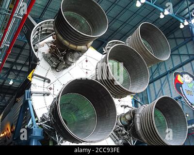 Saturn V Rocket Engines esposti in Apollo Saturn V Center, Kennedy Space Center Visitor Complex a Cape Canaveral, Florida, USA. Foto Stock