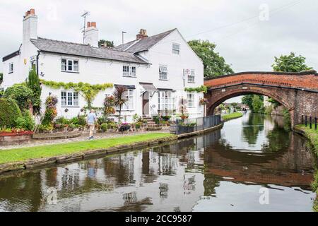 Lymm, Regno Unito. 19.08.2020 nella foto: Il canale Bridgewater attraversa il villaggio di Lymm, Cheshire. Foto Stock