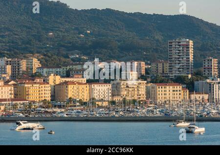 Corsica, Ajaccio: Vista panoramica della città dal traghetto all'alba Foto Stock