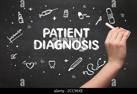 Disegno a mano la diagnosi del paziente iscrizione con gesso bianco sulla lavagna, concetto medico Foto Stock