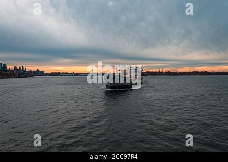 NUEVA YORK, STATI UNITI - Nov 12, 2019: Barco en las Costas de nueva york Foto Stock