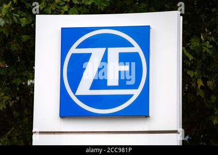Friedrichshafen, Germania. 18 agosto 2020. Sede della società ZF Friedrichshafen AG. ZF Friedrichshafen AG è un gruppo tecnologico attivo a livello mondiale e fornisce sistemi per la mobilità di automobili, veicoli commerciali e tecnologie industriali. Freidrichshafen, 18 agosto 2020 | Usage worldwide Credit: dpa/Alamy Live News Foto Stock
