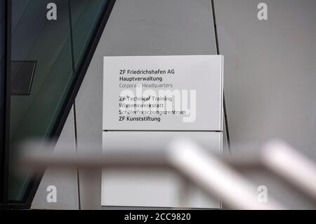 Friedrichshafen, Germania. 18 agosto 2020. Sede della società ZF Friedrichshafen AG. ZF Friedrichshafen AG è un gruppo tecnologico attivo a livello mondiale e fornisce sistemi per la mobilità di automobili, veicoli commerciali e tecnologie industriali. Freidrichshafen, 18 agosto 2020 | Usage worldwide Credit: dpa/Alamy Live News Foto Stock