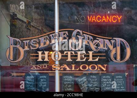 Cartello Grand Hotel su Main Street a Bisbee, Arizona, USA Foto Stock