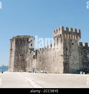 Vista del Castello di Kamerlengo, fortezza difensiva situata a Trogir, Croazia Foto Stock