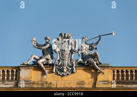 Particolare di una delle statue della facciata principale del Teatro Nazionale Croato di Zagabria (HNK Zagabria). Si tratta di un teatro, opera e balletto locale Foto Stock