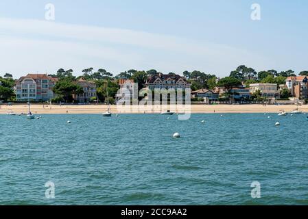 Arcachon (Francia sud-occidentale): Case e edifici lungo il lungomare Foto Stock