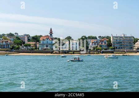 Arcachon (Francia sud-occidentale): Case e edifici lungo il lungomare Foto Stock