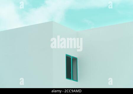 edificio in cemento bianco con architettura minimalista e finestra con cielo blu sfondo Foto Stock