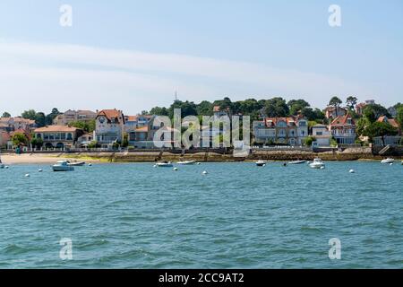 Arcachon (Francia sud-occidentale): Case e edifici lungo il lungomare Foto Stock