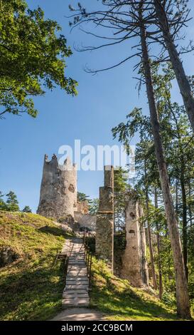 Castello Blatnica (Blatnický hrad), in riparazione, presso il crinale di Pekarova, Parco Nazionale Velka Fatra, vicino al villaggio di Blatnica, Regione Zilina, Slovacchia Foto Stock