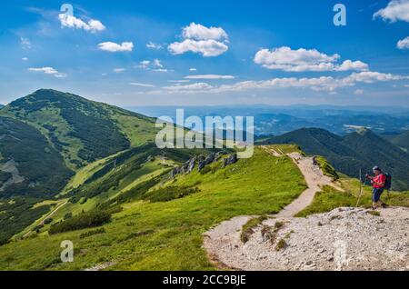 Massiccio di Velky Krivan sulla sinistra, Snilovske sedlo (passo) in centro, escursionista sulla cima del sentiero Chleb, Parco Nazionale di Mala Fatra, Regione Zilina, Slovacchia Foto Stock