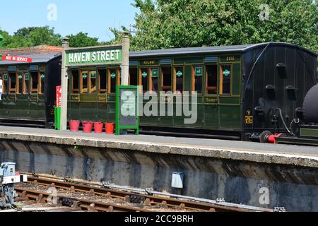 Una carrozza del XIX secolo sulla ferrovia a vapore dell'Isola di Wight. Foto Stock