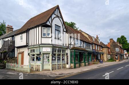 High Street a Otford, Kent, Regno Unito, dove alcuni degli edifici risalgono al 15 ° secolo. Otford High Street è un'area protetta designata. Foto Stock