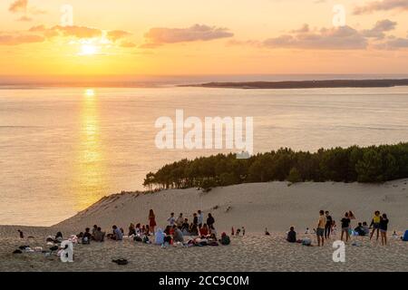 Pyla-sur-Mer (Francia sud-occidentale): I turisti godendo il tramonto sulla duna di Pyla Foto Stock
