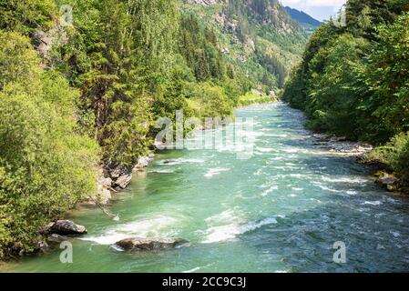 Bella immagine paesaggistica del fiume Mur nella parte sud-orientale del Salzburgerland, Austria. Foto Stock