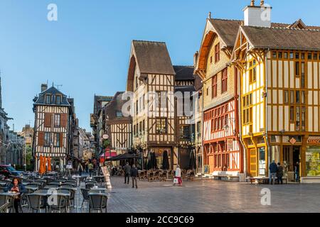 Troyes (Francia nord-occidentale): Atmosfera nella piazza 'Place Alexandre Israil' nel centro della città Foto Stock