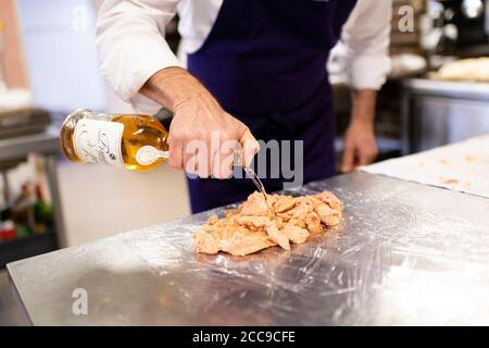 Troyes (Francia nord-orientale): Preparazione di foie gras, con liquore Prunelle de Troyes, dallo chef Christian Chavanon, ex chef stellato Michelin Foto Stock