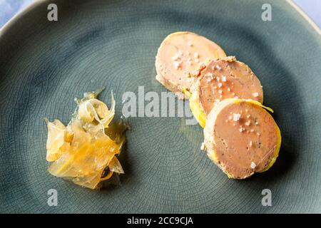 Troyes (Francia nord-orientale): Preparazione di foie gras, con liquore Prunelle de Troyes, dallo chef Christian Chavanon, ex chef stellato Michelin Foto Stock