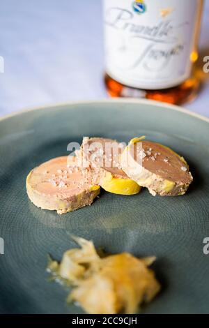 Troyes (Francia nord-orientale): Preparazione di foie gras, con liquore Prunelle de Troyes, dallo chef Christian Chavanon, ex chef stellato Michelin Foto Stock