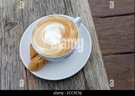 CAFFÈ BIANCO PIATTO ALL'ESTERNO Foto Stock