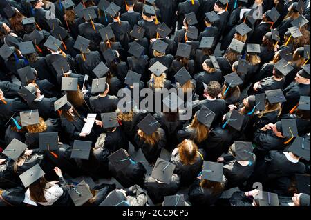 Troyes (Francia nord-orientale): Studenti che indossano abiti da laurea. Gli studenti si vestono nel tipico abito accademico delle università americane, dando mor Foto Stock