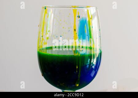 Vernice in wineglass, rosso e blu colori acqua, foto d'arte. Foto Stock