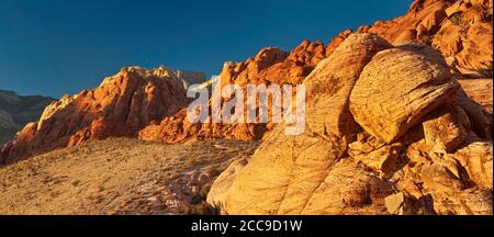 Affioramento in arenaria azteca a Calico Hills, tramonto nella zona del Red Rock Canyon nel deserto di Mojave vicino a Las Vegas, Nevada, USA Foto Stock