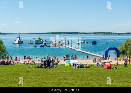 Mesnil-Saint-Pere (Francia nord-orientale): Parco acquatico gonfiabile sul lago Lac d’Orient, nel Parco Naturale Regionale del Foret d’Orient. wat. Gonfiabile Foto Stock