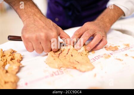 Troyes (Francia nord-orientale): Preparazione di foie gras, con liquore Prunelle de Troyes, dallo chef Christian Chavanon, ex chef stellato Michelin Foto Stock