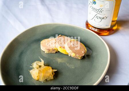 Troyes (Francia nord-orientale): Preparazione di foie gras, con liquore Prunelle de Troyes, dallo chef Christian Chavanon, ex chef stellato Michelin Foto Stock