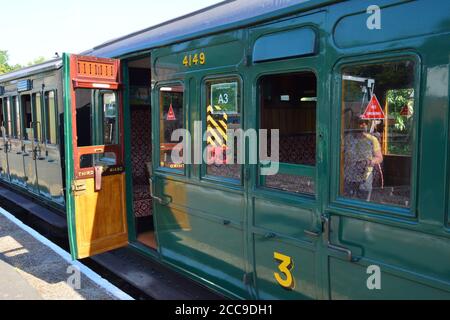 Una carrozza del XIX secolo sulla ferrovia a vapore dell'Isola di Wight. Foto Stock