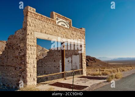 Negozio abbandonato nella città fantasma di Rhyolite vicino Beatty e Death Valley, nel deserto di Amargosa, Nevada, Stati Uniti Foto Stock